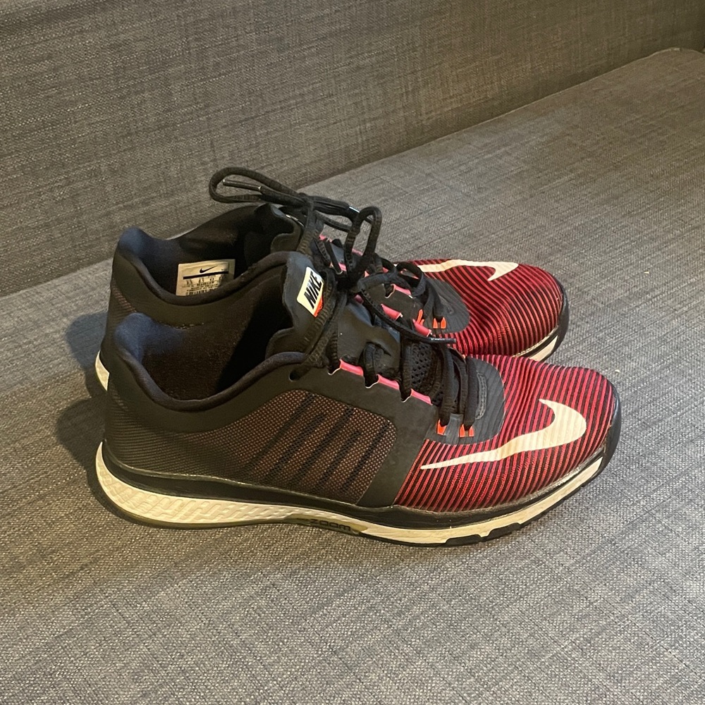 Nike Men's Black and Red Athletic Shoes